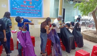 Hội LHTN Việt Nam thị xã Duyên Hải với Câu lạc bộ Hớt tóc miễn phí