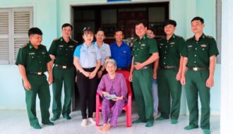 Thị đoàn – Hội LHTN Việt Nam thị xã Duyên Hải thăm và tặng quà cho cựu thanh niên xung phong trên địa bàn thị xã Duyên Hải