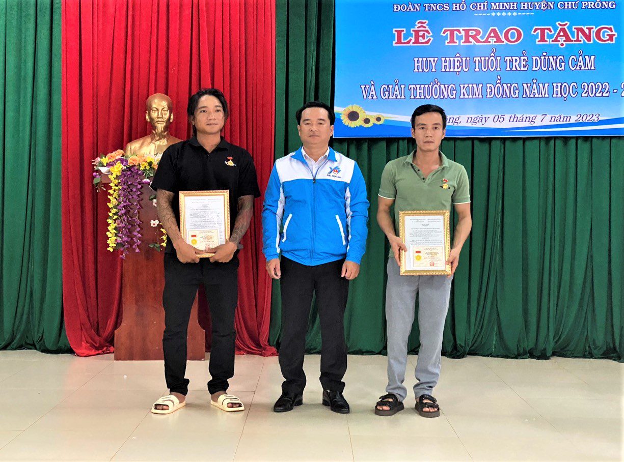 133330868005381795_Anh Đỗ Duy Nam, Phó BT tỉnh đoàn trao tặng huy hiệu tuổi trẻ dũng cảm cho 02 TN huyện ChưPrông