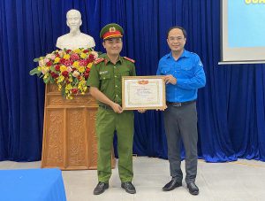 133415555942215899_Trao giải thưởng Thanh niên sống đẹp cho Trung úy công an Lê Tuấn Thành