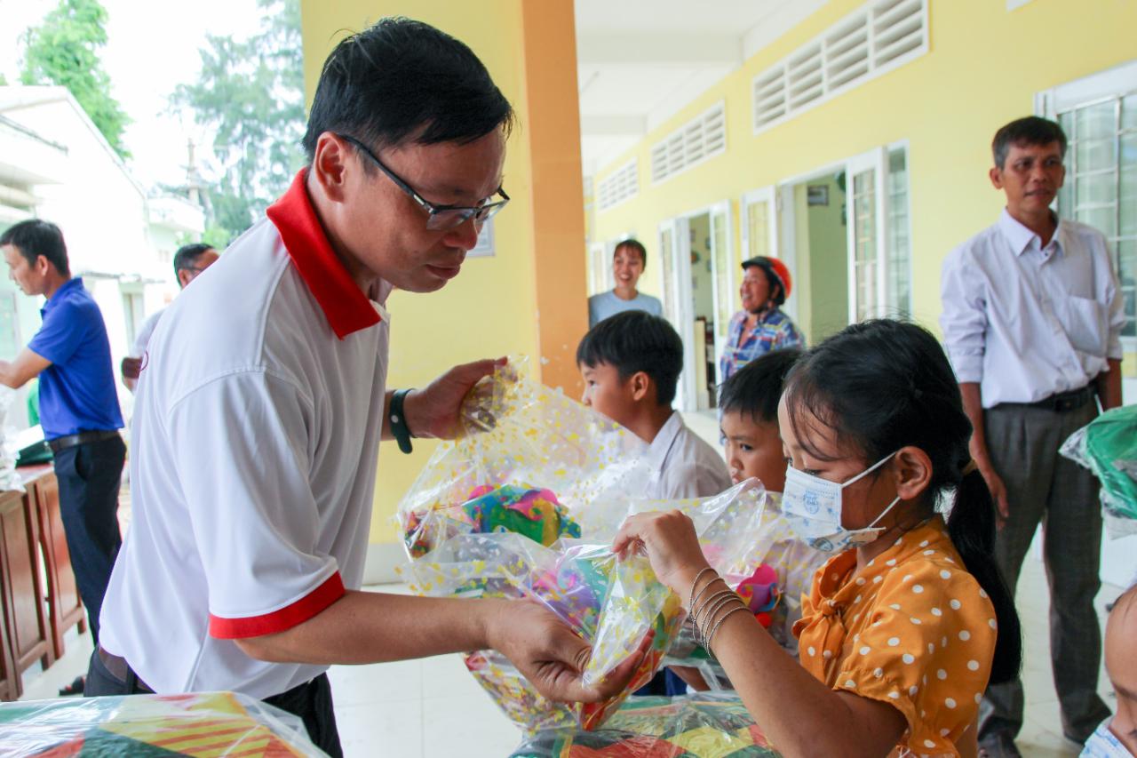 Khởi công xây dựng nhà nhân ái và trao tặng quà trung thu cho học sinh nghèo, học sinh có hoàn cảnh khó khăn