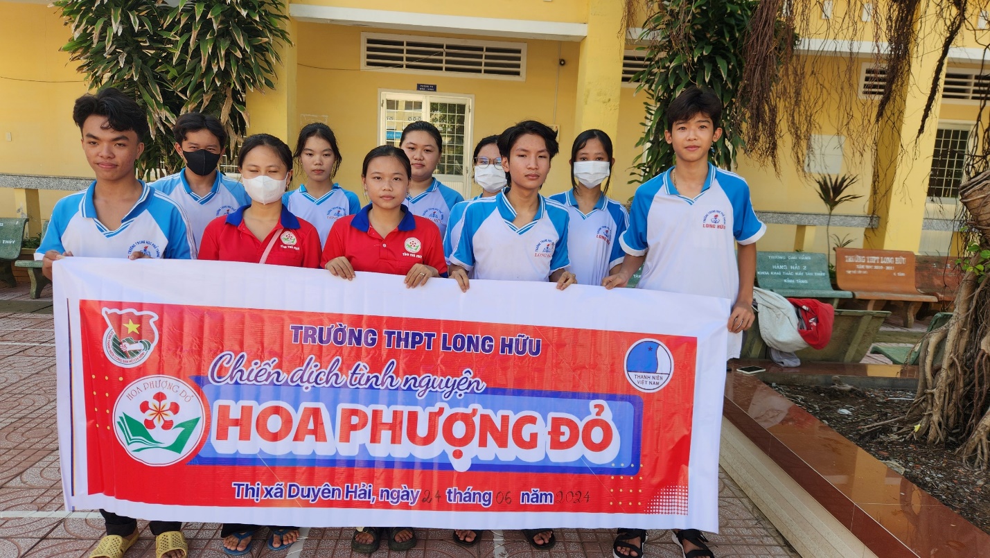 Đoàn trường THPT Long Hữu tổ chức chiến dịch tình nguyện hoa phượng đỏ năm 2024.