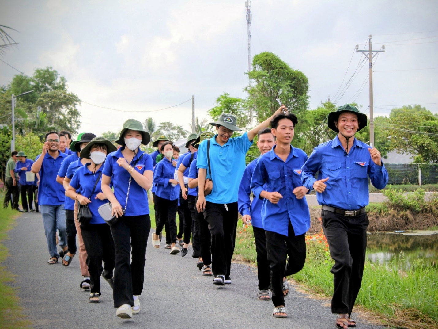 E:\VAN BAN DOAN NAM 2024\VAN BAN DOAN NAM 2024\Minh chung nam 2024\Tiêu chí 3. các chương trình đồng hành với thanh niên\11. Đồng hành với thanh niên rèn luyện kỹ năng\11.3 những bước chân vì cộng đồng\444489220_404330459257570_25457785704.jpg