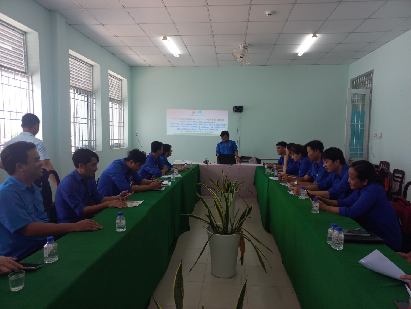 E:\VAN BAN DOAN NAM 2024\VAN BAN DOAN NAM 2024\Minh chung nam 2024\Tiêu chí 1. công tác giáo dục\2. Công tác giáo dục chính trị tư tưởng\2.3 Duy trì CLB lý luận trẻ\441576707_397656196591663_6945002700132973108_n.jpg