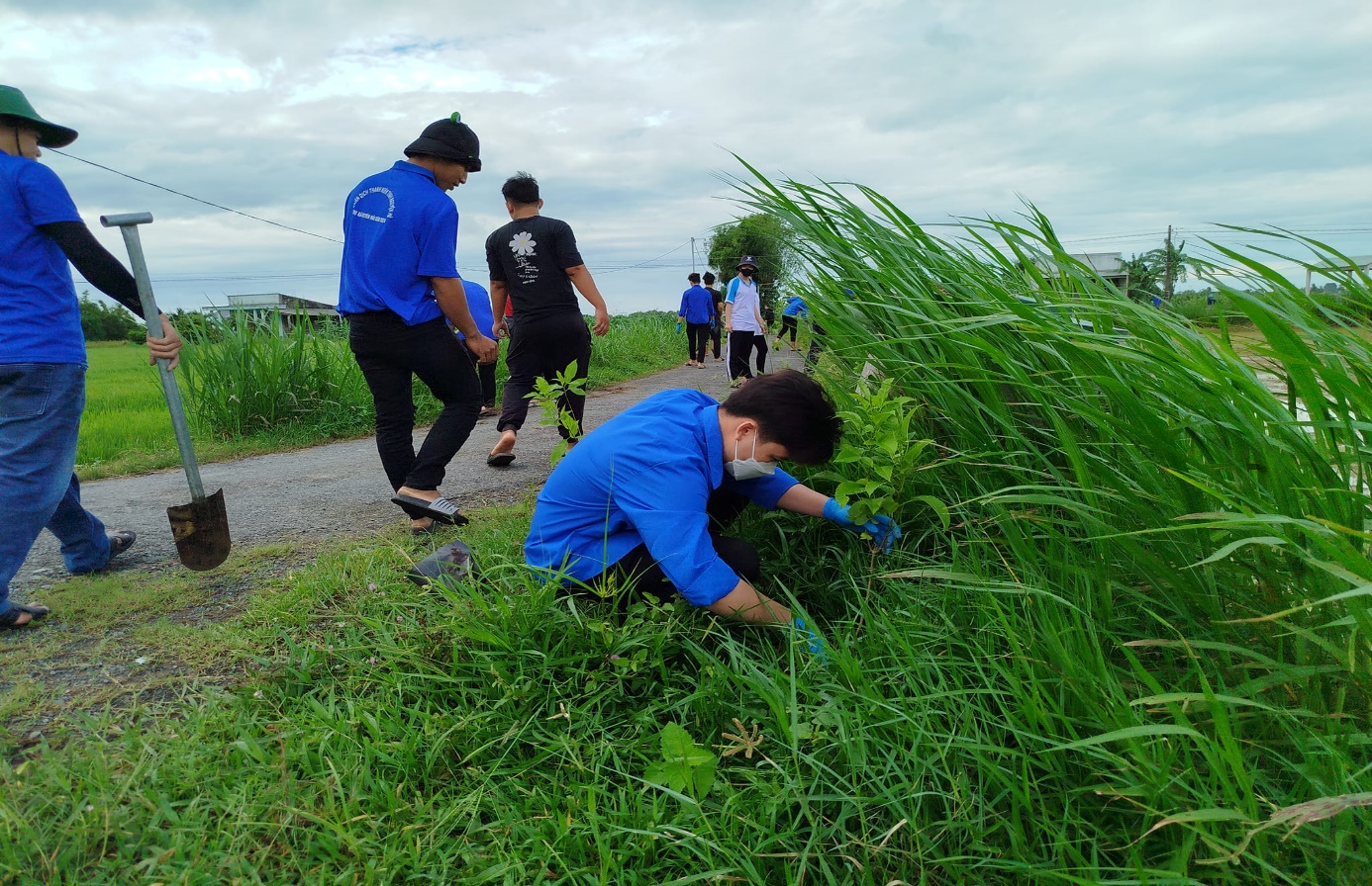 Có thể là hình ảnh về 7 người và cỏ