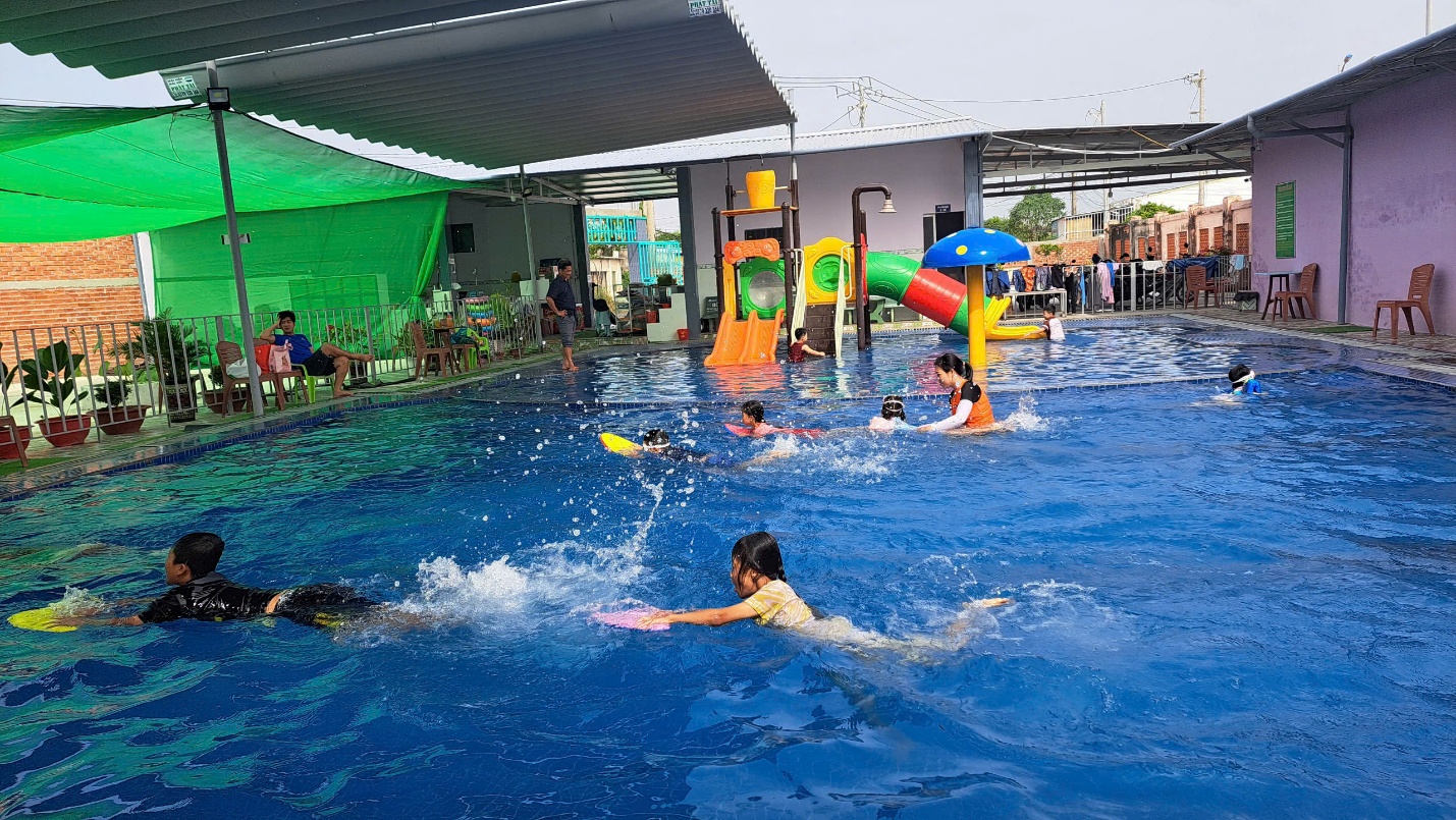 A group of people swimming in a pool

Description automatically generated