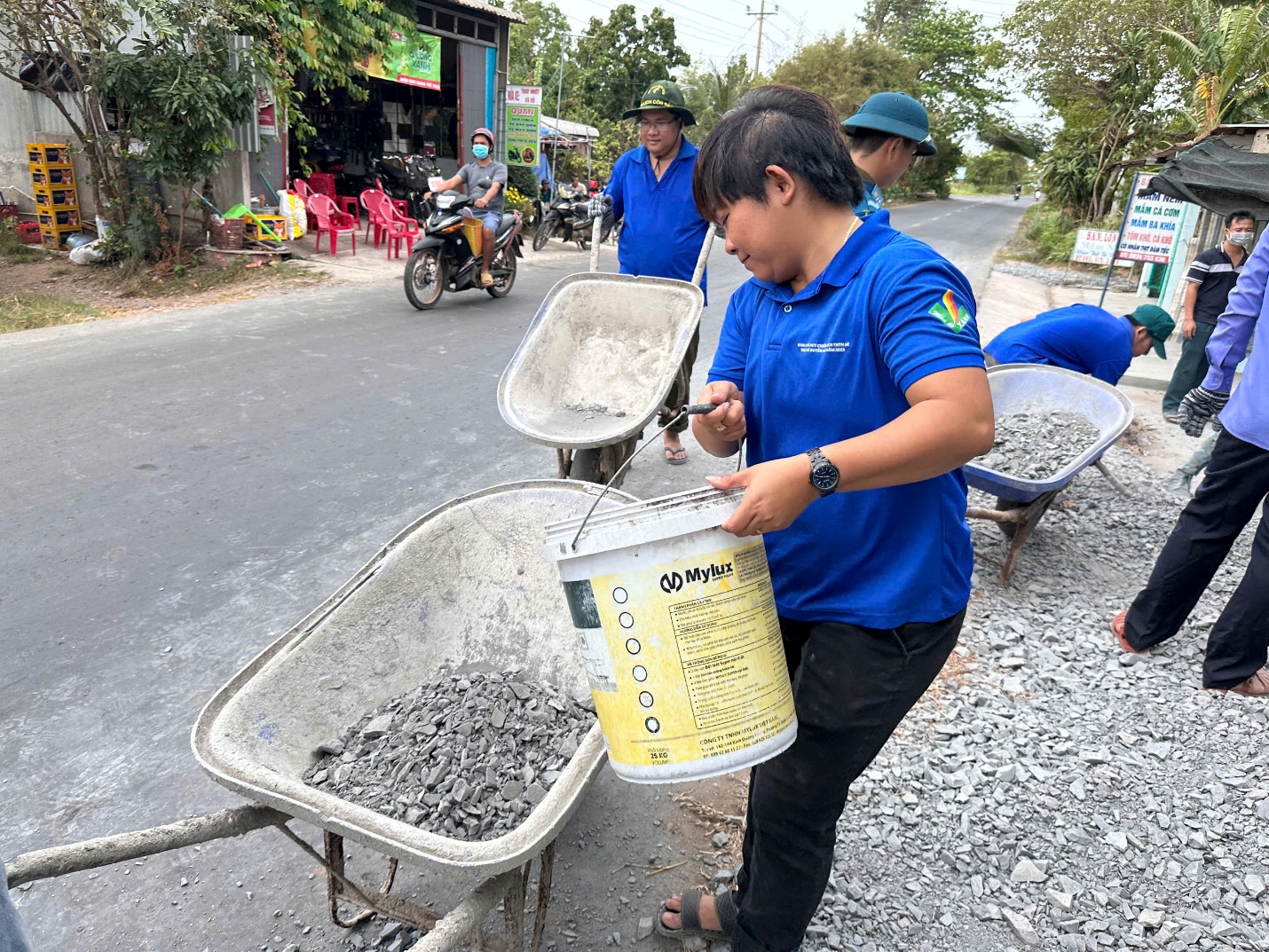 HOẠT ĐỘNG THÁNG THANH NIÊN NĂM 2025 – NÂNG CẤP 06 TUYẾN ĐƯỜNG GIAO THÔNG NÔNG THÔN – VỆ SINH CẢNH QUAN MÔI TRƯỜNG