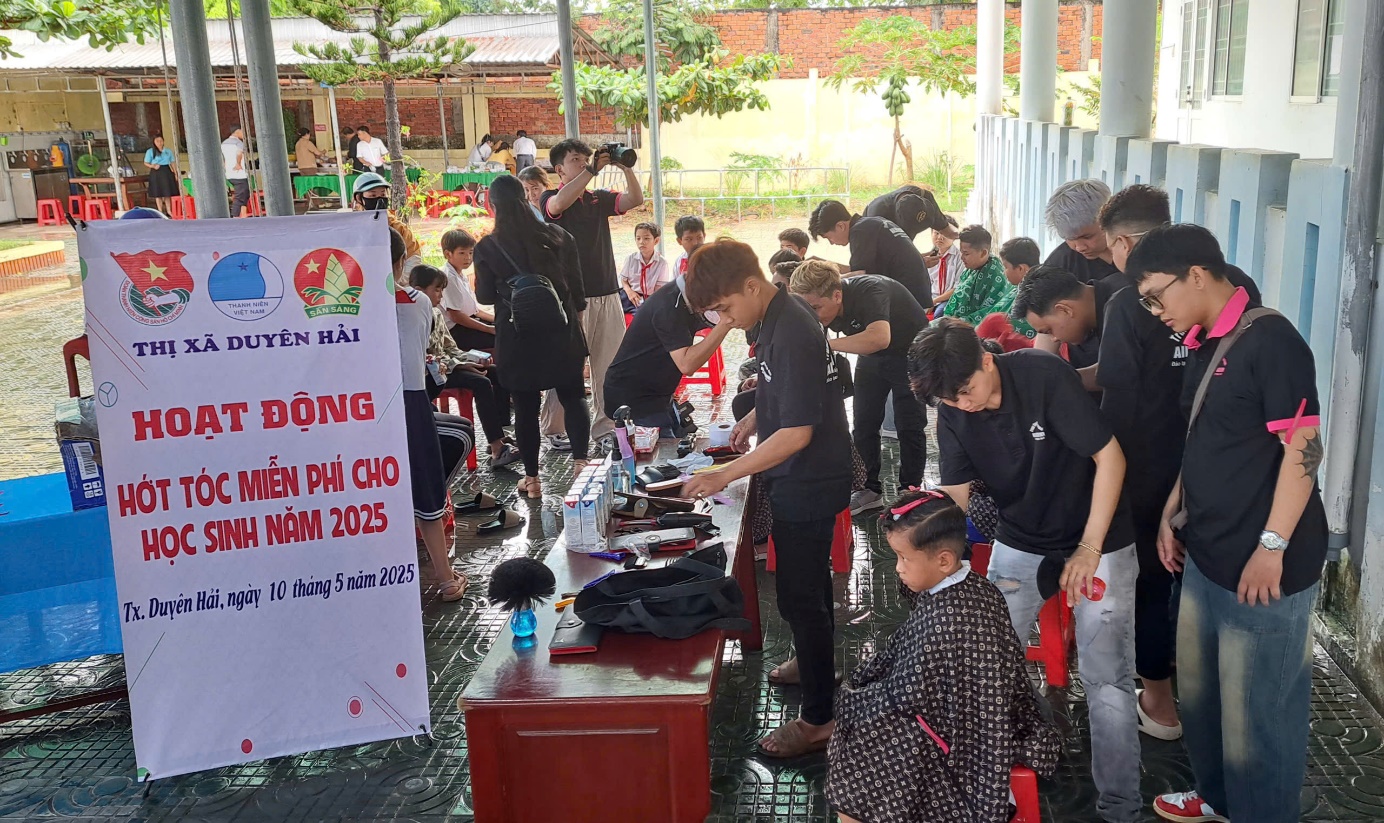 HOẠT ĐỘNG “HỚT TÓC MIỄN PHÍ” CHO HỌC SINH NĂM HỌC 2024-2025